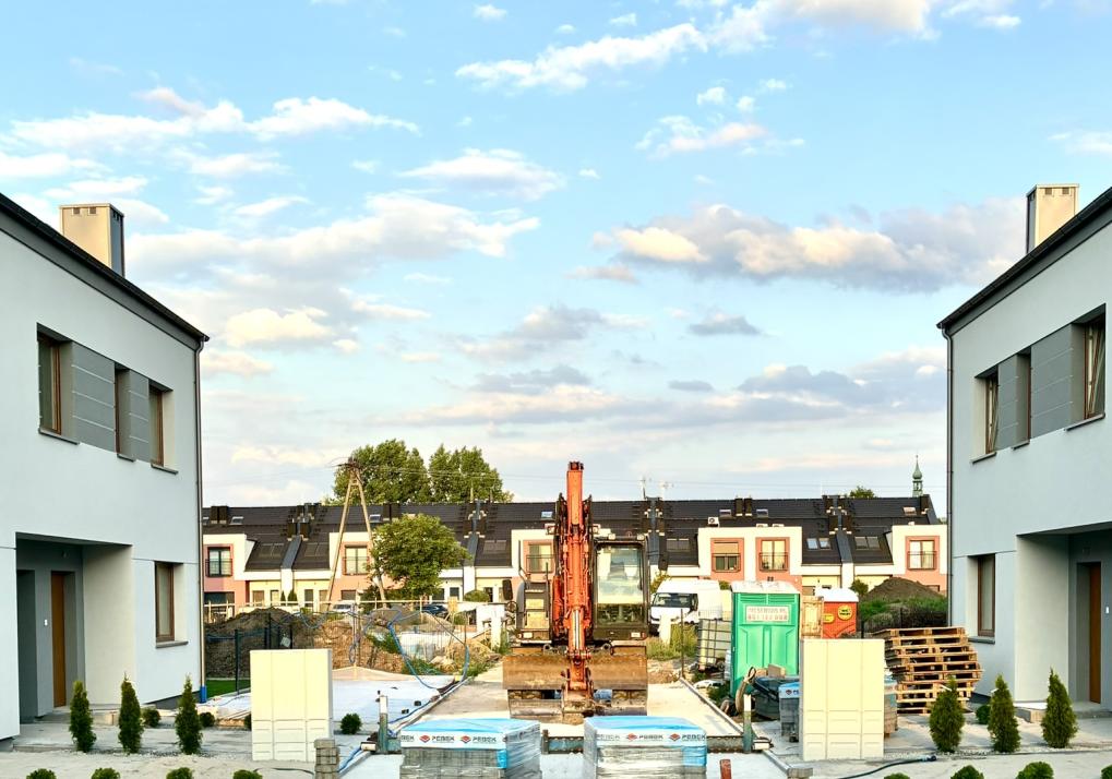 Domy przy ul. Działkowej, Bielany Wrocławskie - zaawansowanie budowy sierpień 2025