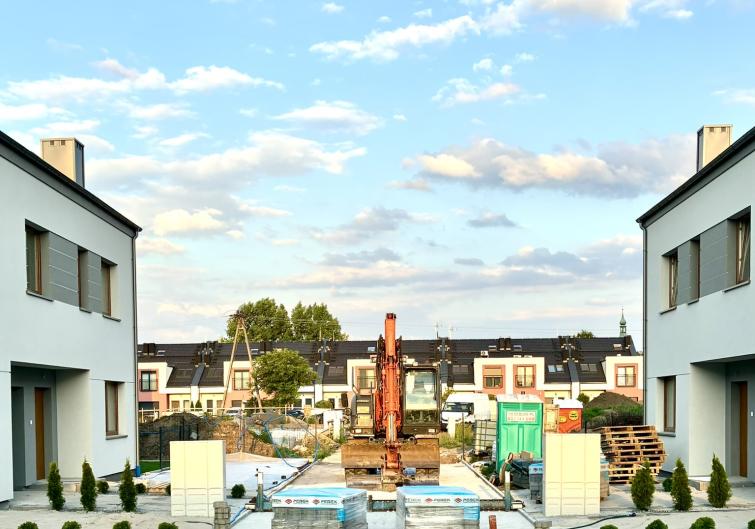 Domy przy ul. Działkowej, Bielany Wrocławskie - zaawansowanie budowy sierpień 2025